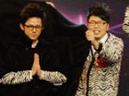 何炅服装怪异 现场表演“武大郎”