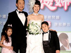 海清抵台披婚纱造势 被黄海波“强吻”花容失色