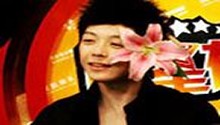 王栎鑫赤膊上阵 变身洗船工