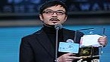 汪涵获风尚艺人奖 现场拜佛