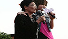 姥姥惊喜助阵洪辰 《南泥湾》 